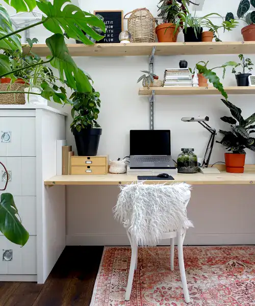 thuiskantoor met planten